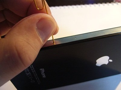 Du skal klikke på det lille pæne hul på siden af ​​iPhonen, så åbnes stikket, der bare er fokuseret på, at det vil indeholde et SIM-kort